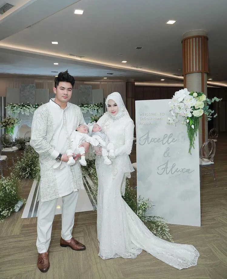 Potret akikah anak kembar seleb © berbagai sumber Potret akikah anak kembar seleb © berbagai sumber