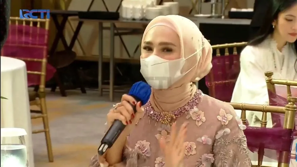 beda gaya Maia dan Mulan kondangan © 2021 brilio.net beda gaya Maia dan Mulan kondangan © 2021 brilio.net