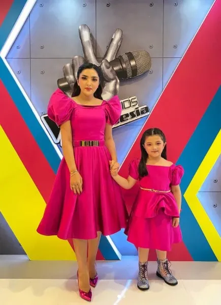 Gaya Arsy kembaran baju dengan Ashanty Instagram/@ashanty_ash Gaya Arsy kembaran baju dengan Ashanty Instagram/@ashanty_ash