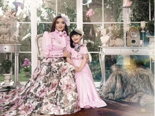 Gaya Arsy kembaran baju dengan Ashanty Instagram/@ashanty_ash Gaya Arsy kembaran baju dengan Ashanty Instagram/@ashanty_ash