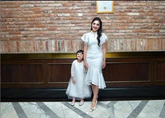 Gaya Arsy kembaran baju dengan Ashanty Instagram/@ashanty_ash Gaya Arsy kembaran baju dengan Ashanty Instagram/@ashanty_ash