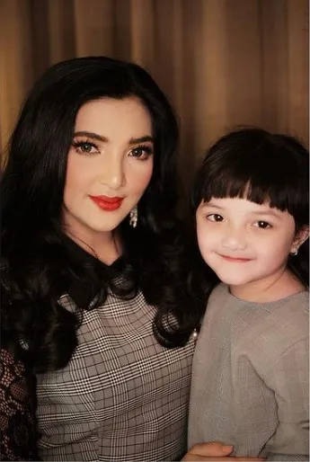 Gaya Arsy kembaran baju dengan Ashanty Instagram/@ashanty_ash Gaya Arsy kembaran baju dengan Ashanty Instagram/@ashanty_ash