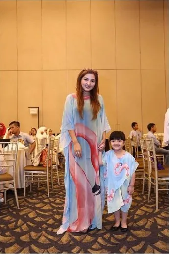 Gaya Arsy kembaran baju dengan Ashanty Instagram/@ashanty_ash Gaya Arsy kembaran baju dengan Ashanty Instagram/@ashanty_ash