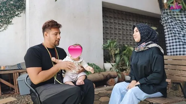 ammar zoni dan irish bella ziarah makam anak kembar Berbagai sumber
