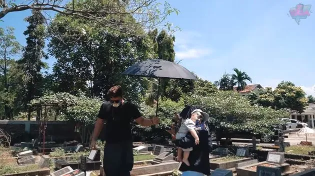 ammar zoni dan irish bella ziarah makam anak kembar Berbagai sumber