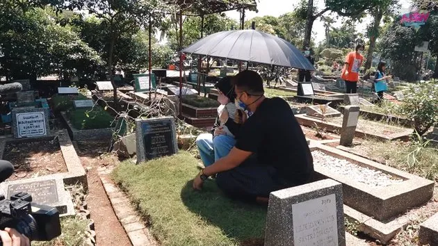 ammar zoni dan irish bella ziarah makam anak kembar Berbagai sumber