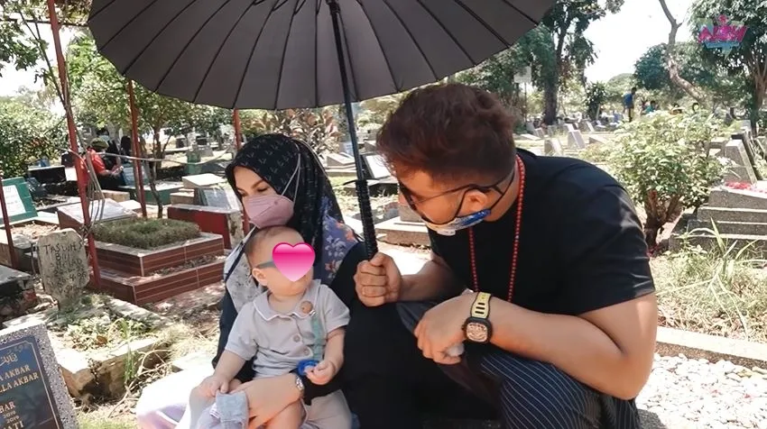 ammar zoni dan irish bella ziarah makam anak kembar Berbagai sumber