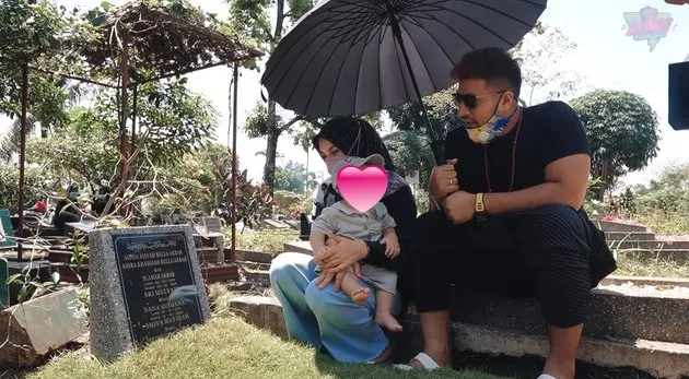 ammar zoni dan irish bella ziarah makam anak kembar Berbagai sumber