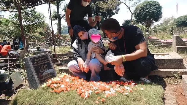ammar zoni dan irish bella ziarah makam anak kembar Berbagai sumber