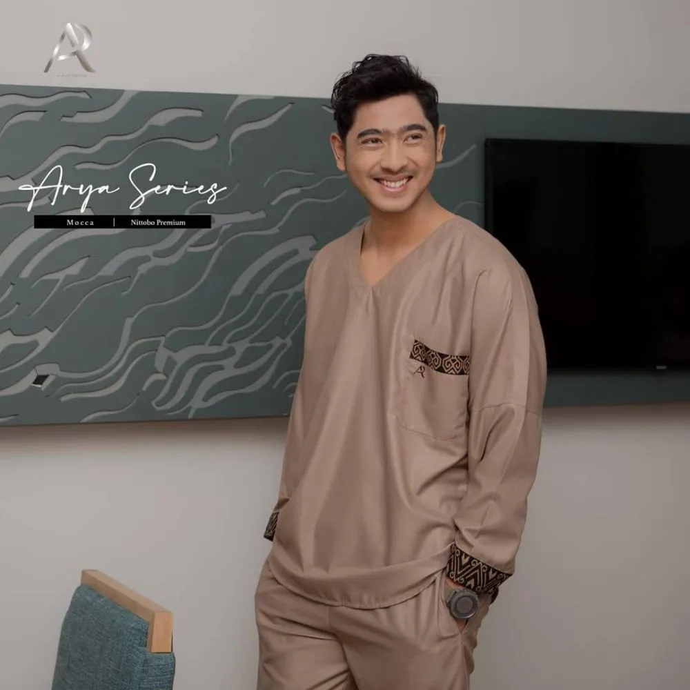 Arya Saloka jadi model busana muslim © 2021 brilio.net Instagram Arya Saloka jadi model busana muslim © 2021 brilio.net Instagram