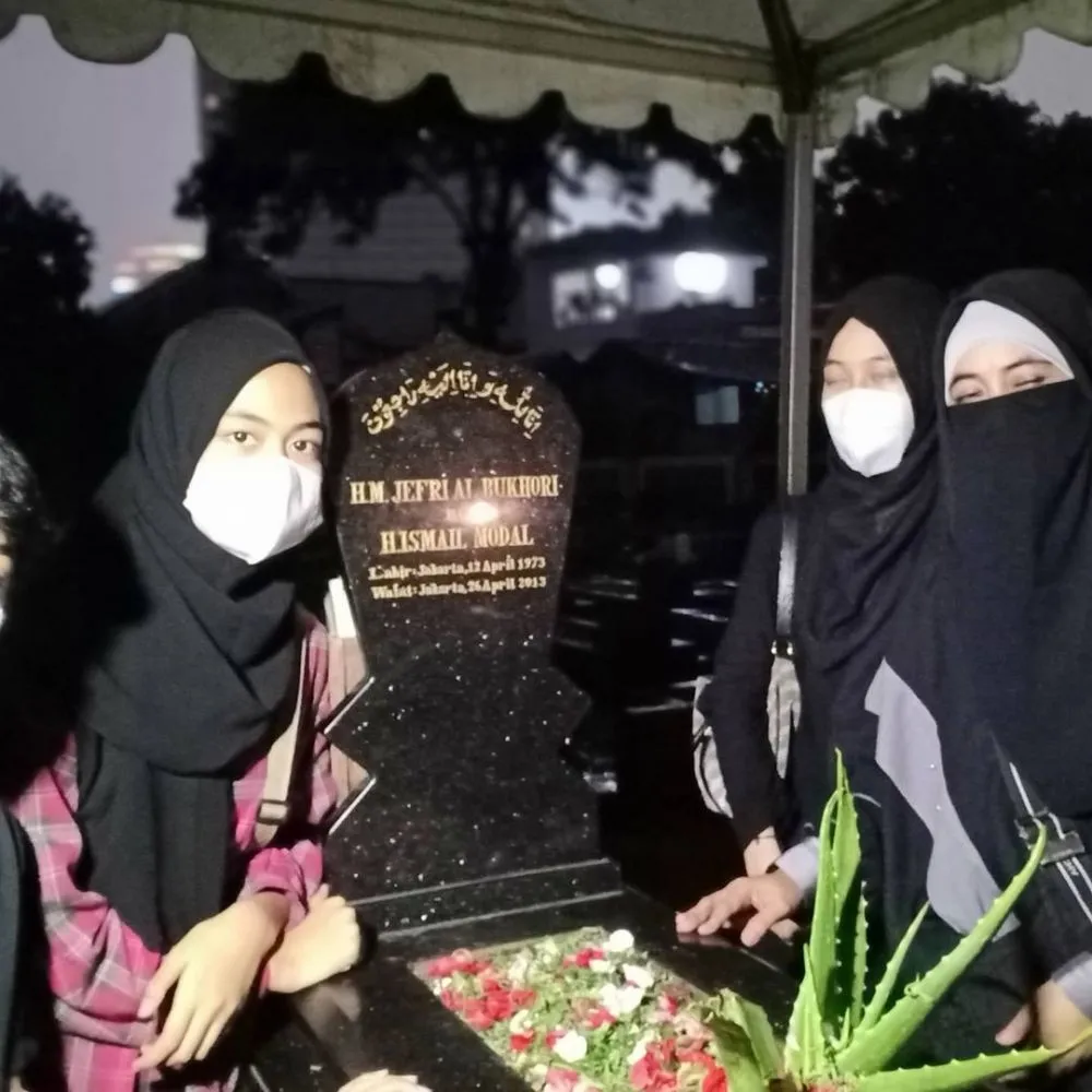 seleb ziarah ke makam pasangan jelang Ramadan dari berbagai sumber
