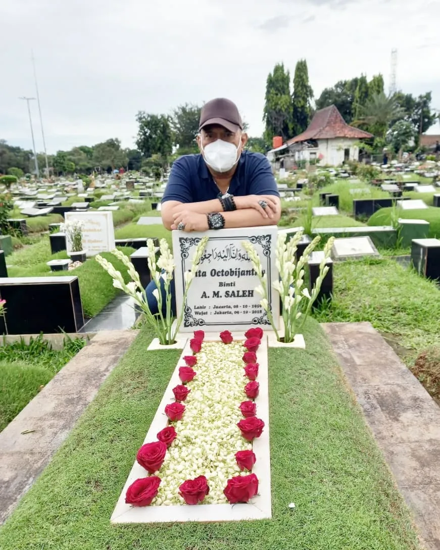 seleb ziarah ke makam pasangan jelang Ramadan dari berbagai sumber