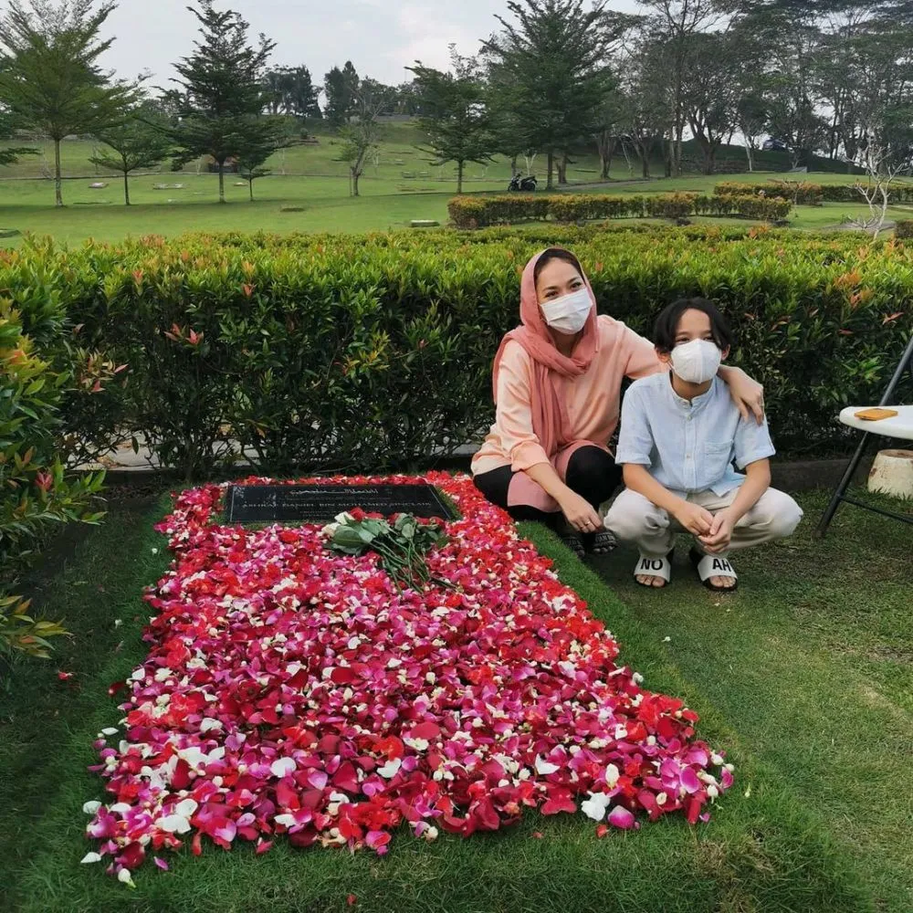 seleb ziarah ke makam pasangan jelang Ramadan dari berbagai sumber