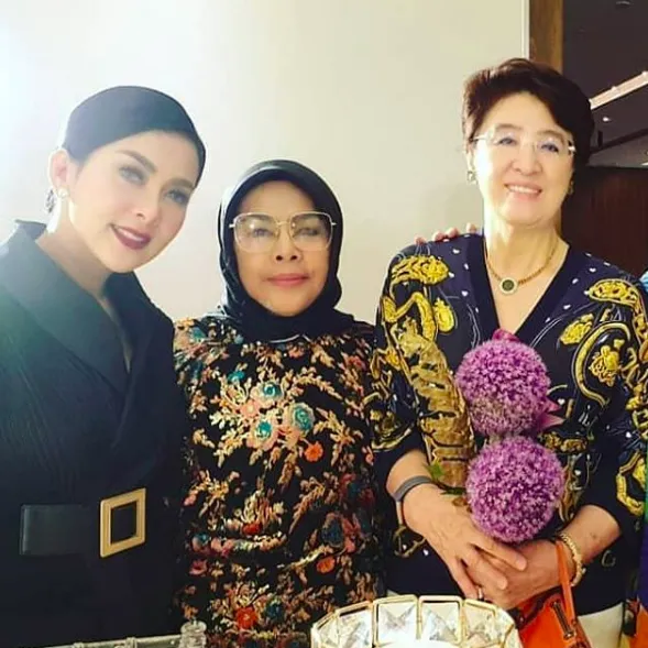 kedekatan penyanyi dan ibu mertua © instagram