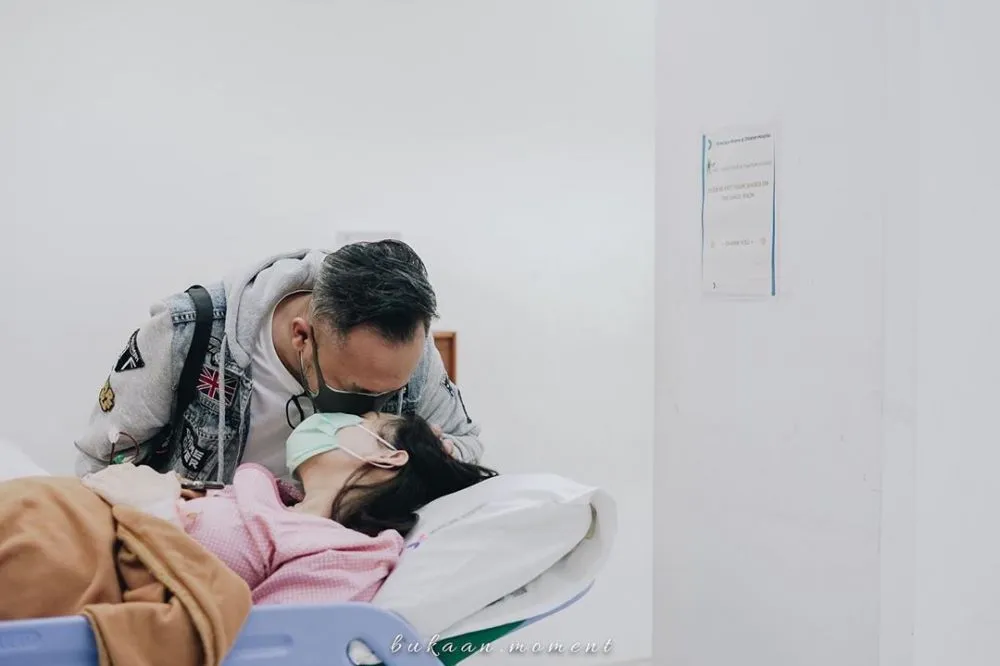 Momen suami seleb dampingi persalinan © Instagram Momen suami seleb dampingi persalinan © Instagram