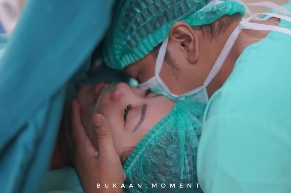 Momen suami seleb dampingi persalinan © Instagram Momen suami seleb dampingi persalinan © Instagram