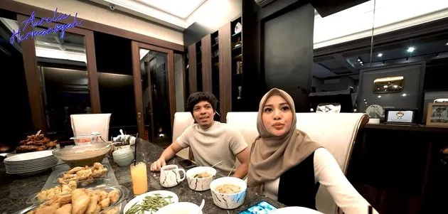 Aurel Hermansyah siapkan menu buka © YouTube Aurel Hermansyah siapkan menu buka © YouTube