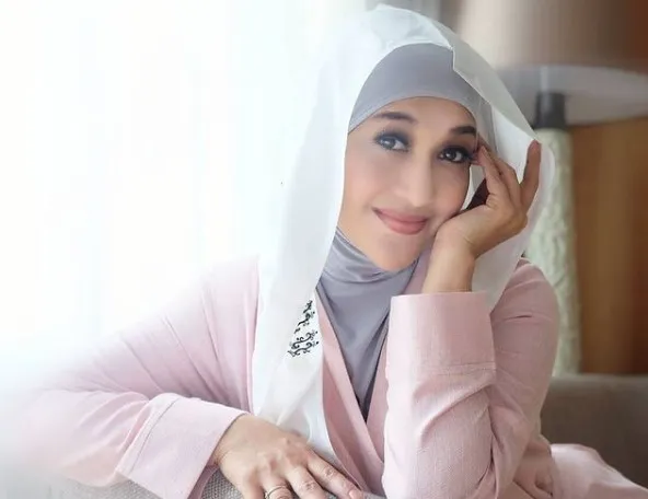 Seleb melahirkan di usia lebih dari 40 tahun dari berbagai sumber Seleb melahirkan di usia lebih dari 40 tahun dari berbagai sumber