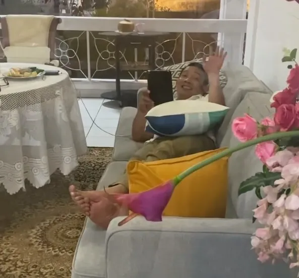 Momen Ridwan Kamil temani istrinya jalani isolasi Covid-19 Instagram/@ataliapr Momen Ridwan Kamil temani istrinya jalani isolasi Covid-19 Instagram/@ataliapr