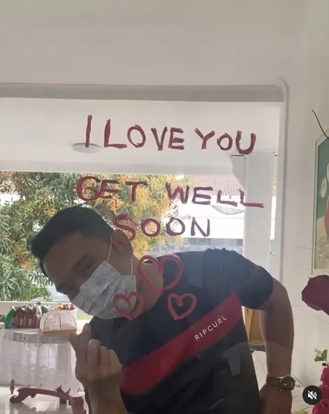 Momen Ridwan Kamil temani istrinya jalani isolasi Covid-19 Instagram/@ataliapr Momen Ridwan Kamil temani istrinya jalani isolasi Covid-19 Instagram/@ataliapr