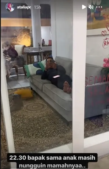 Momen Ridwan Kamil temani istrinya jalani isolasi Covid-19 Instagram/@ataliapr Momen Ridwan Kamil temani istrinya jalani isolasi Covid-19 Instagram/@ataliapr