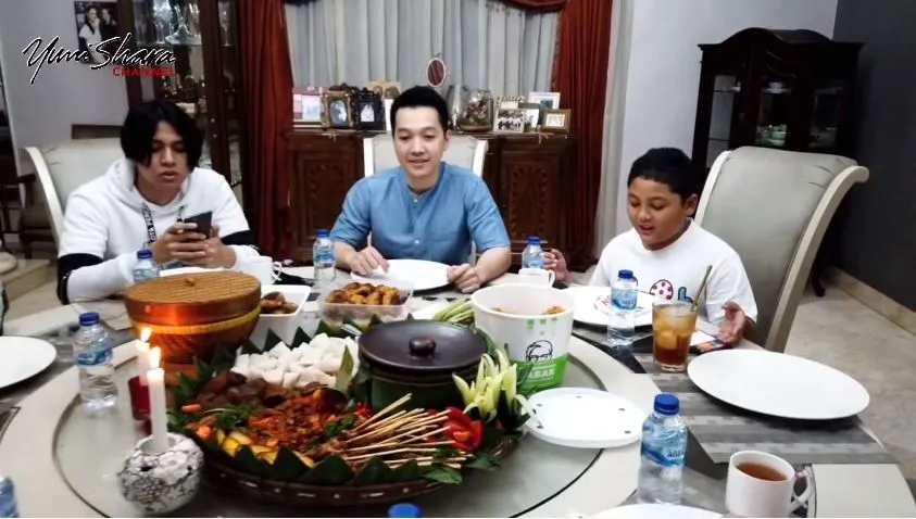 momen yuni shara buka puasa dengan keluarga besar © YouTube