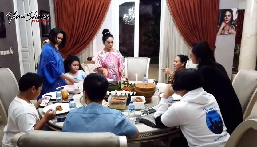 momen yuni shara buka puasa dengan keluarga besar © YouTube