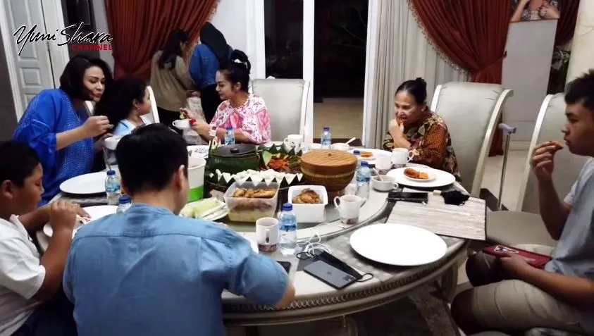 momen yuni shara buka puasa dengan keluarga besar © YouTube