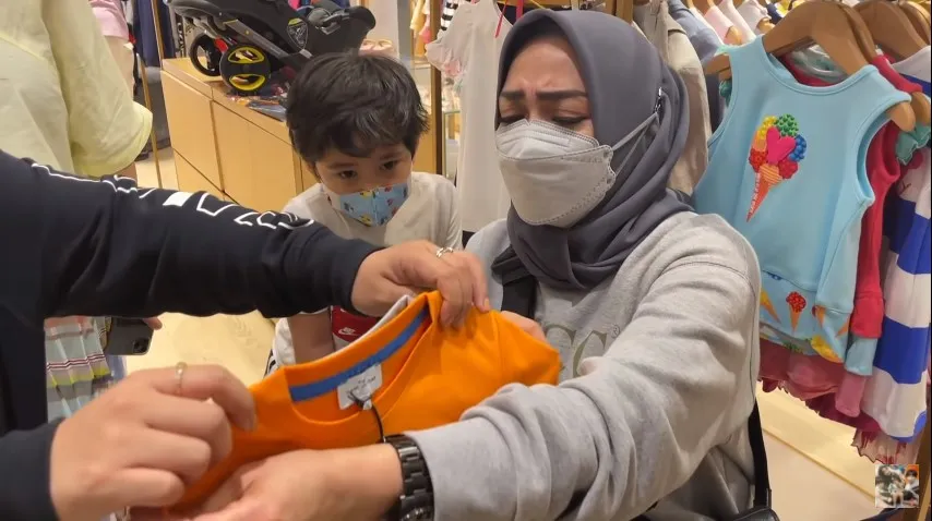 Momen kebersamaan Rieta Amilia dengan cucu-cucu dari berbagai sumber Momen kebersamaan Rieta Amilia dengan cucu-cucu dari berbagai sumber