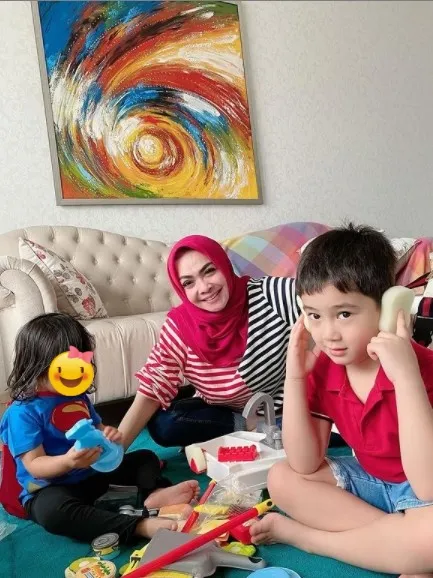 Momen kebersamaan Rieta Amilia dengan cucu-cucu dari berbagai sumber Momen kebersamaan Rieta Amilia dengan cucu-cucu dari berbagai sumber