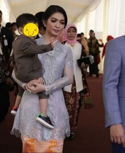 kahiyang vs selvi kebaya © Instagram