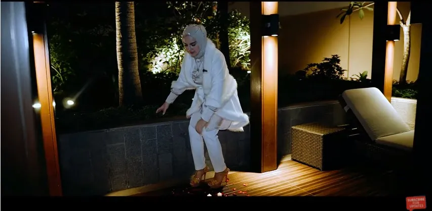 Momen romantis Irish Bella dapat kado mewah dari Ammar Zoni YouTube/Aish TV Momen romantis Irish Bella dapat kado mewah dari Ammar Zoni YouTube/Aish TV