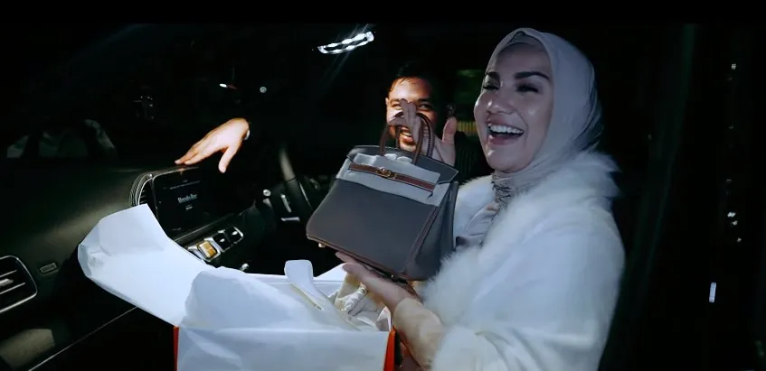 Momen romantis Irish Bella dapat kado mewah dari Ammar Zoni YouTube/Aish TV Momen romantis Irish Bella dapat kado mewah dari Ammar Zoni YouTube/Aish TV