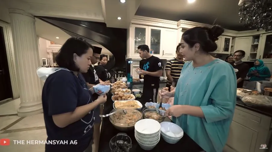 seleb buka puasa bersama keluarga © 2021 brilio.net seleb buka puasa bersama keluarga © 2021 brilio.net