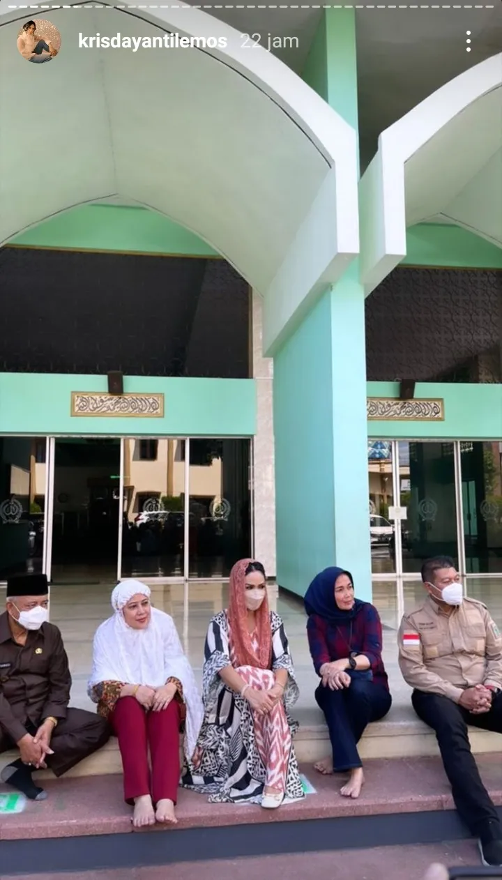 Krisdayanti tinjau pengungsian gempa bumi Malang © 2021 brilio.net Instagram