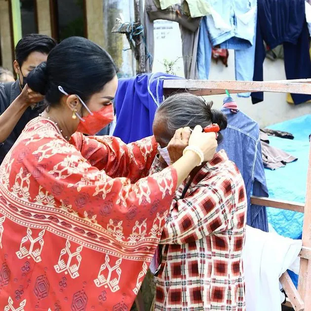 Krisdayanti tinjau pengungsian gempa bumi Malang © 2021 brilio.net Instagram