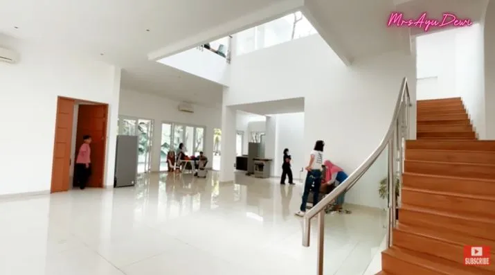 kantor Luna Maya © YouTube