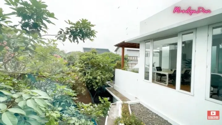 kantor Luna Maya © YouTube