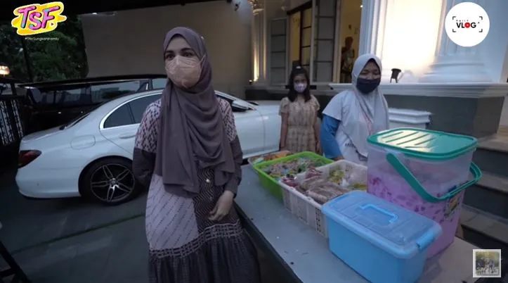 Shireen borong pedagang © YouTube Shireen borong pedagang © YouTube