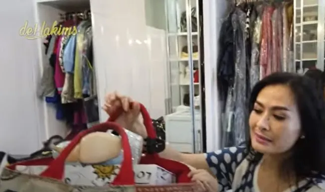 Potret walk in closet Iis Dahlia © berbagai sumber Potret walk in closet Iis Dahlia © berbagai sumber