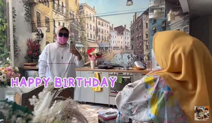 Momen Rieta Amilia tunjukkan kado ultah © YouTube/Mama Rieta Momen Rieta Amilia tunjukkan kado ultah © YouTube/Mama Rieta