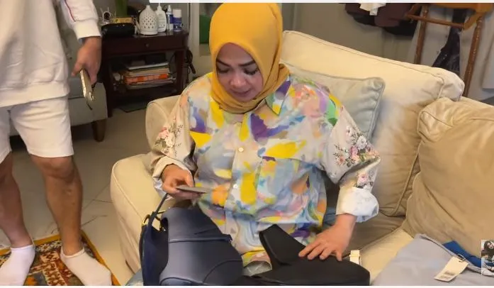 Momen Rieta Amilia tunjukkan kado ultah © YouTube/Mama Rieta Momen Rieta Amilia tunjukkan kado ultah © YouTube/Mama Rieta