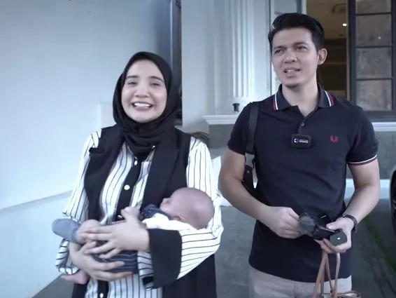 Momen Irwan & Zaskia ngabuburit perdana © YouTube/The Sungkars Family Momen Irwan & Zaskia ngabuburit perdana © YouTube/The Sungkars Family
