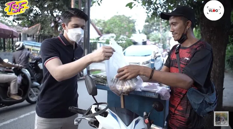 Momen Irwan & Zaskia ngabuburit perdana © YouTube/The Sungkars Family Momen Irwan & Zaskia ngabuburit perdana © YouTube/The Sungkars Family