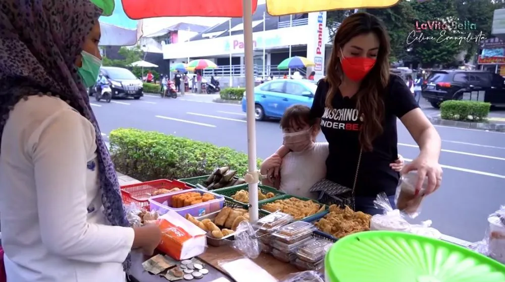 Celine bagi-bagi takjil © YouTube