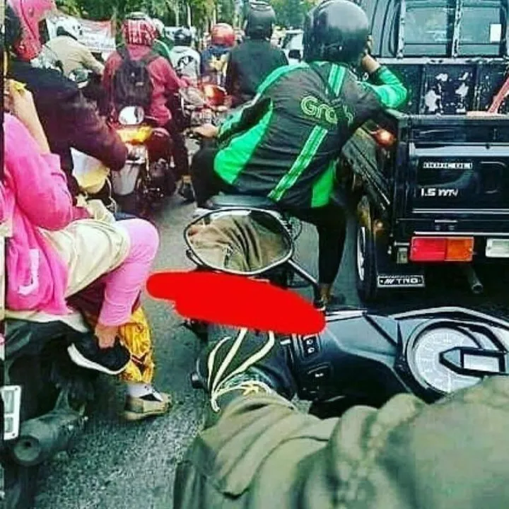 Kelakuan lucu driver ojekonline © berbagai sumber Kelakuan lucu driver ojekonline © berbagai sumber