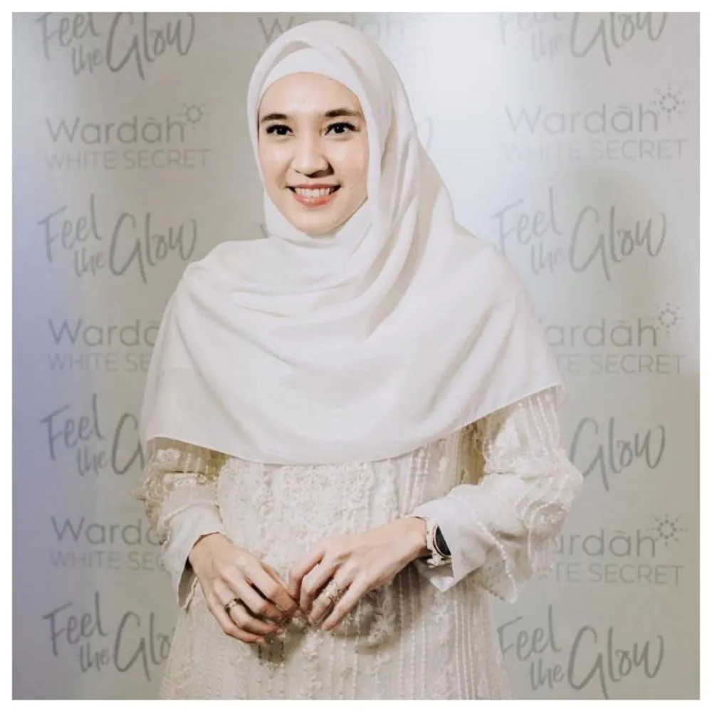 potret Dini Aminarti bermakeup tebal © 2021 brilio.net potret Dini Aminarti bermakeup tebal © 2021 brilio.net