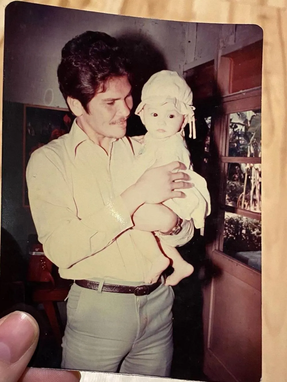 Potret masa kecil Mona Ratuliu © Instagram Potret masa kecil Mona Ratuliu © Instagram