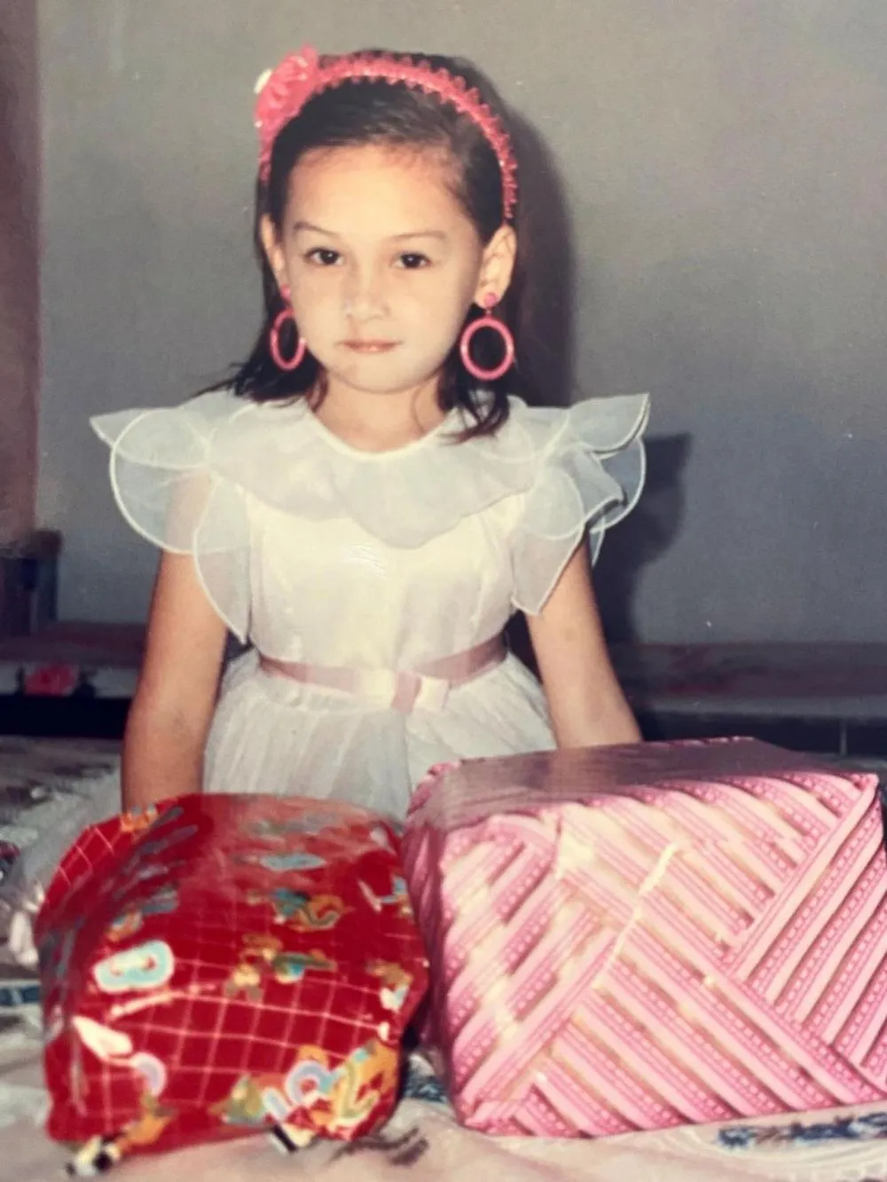 Potret masa kecil Mona Ratuliu © Instagram Potret masa kecil Mona Ratuliu © Instagram