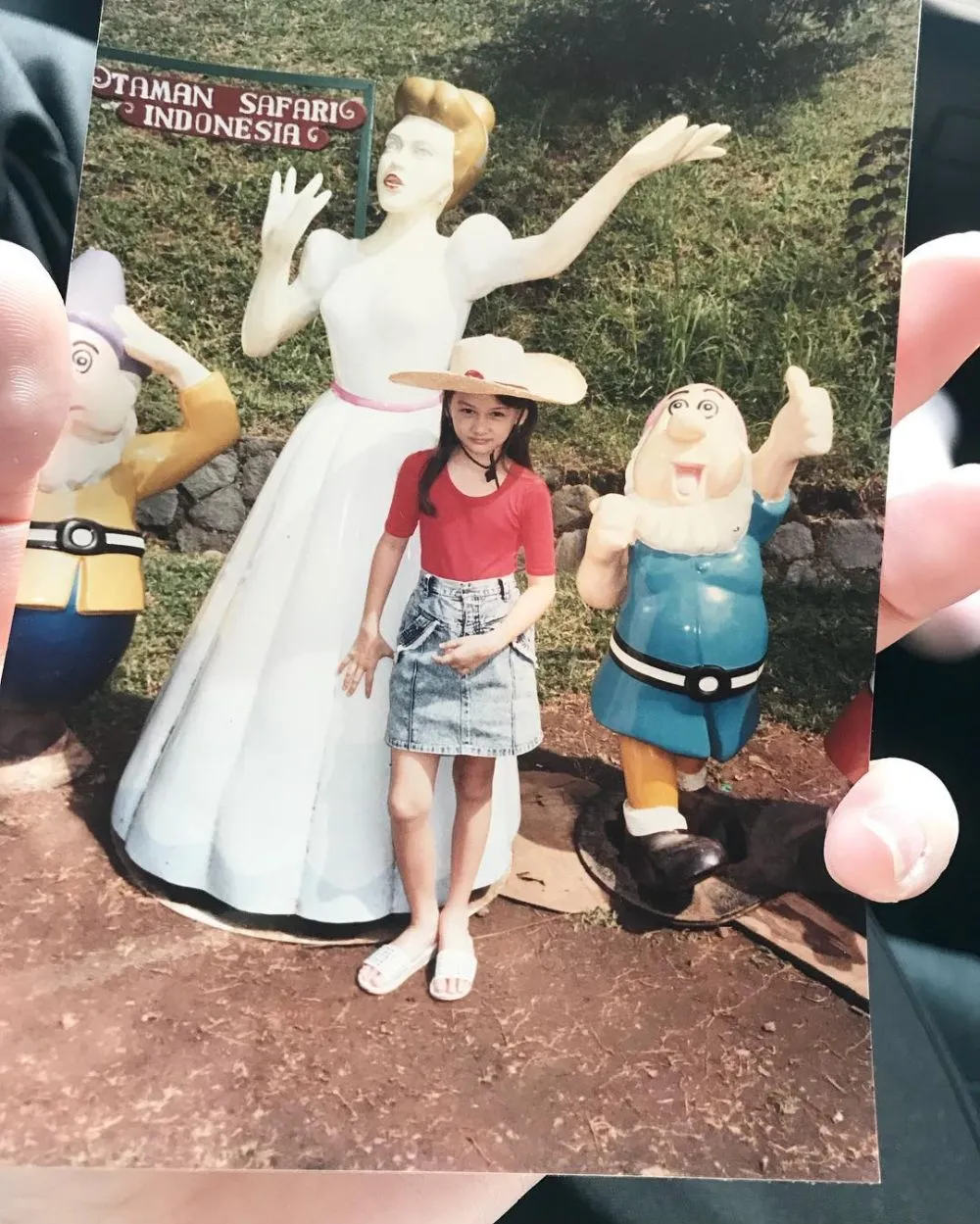 Potret masa kecil Mona Ratuliu © Instagram Potret masa kecil Mona Ratuliu © Instagram